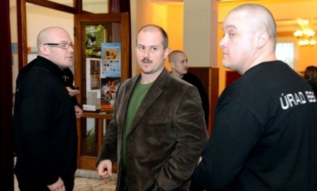 Marek Kotleba (vľavo) s Bratom Marianom na Úrade BB SK. (zdroj foto: www.bystricoviny.sk)